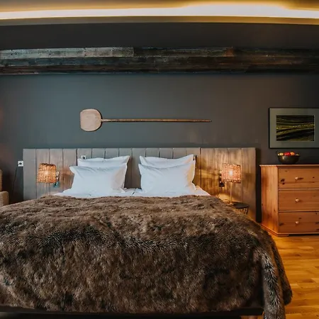 - Peakture & Grand Hotel