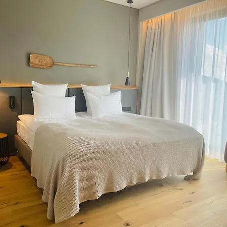 - Peakture & Grand Hotel