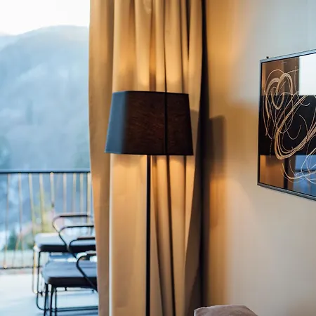 - Peakture & Grand Hotel