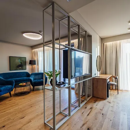 - Peakture & Grand Hotel